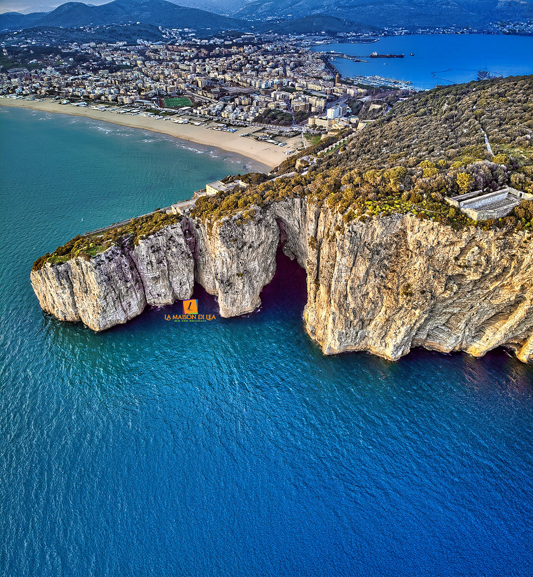 La Maison di Lea Gaeta | Affittacamere - Montagna Spaccata vista dal drone