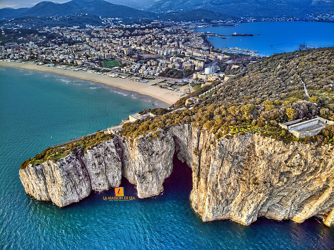 La Maison di Lea Gaeta | Affittacamere - Montagna Spaccata vista dal drone