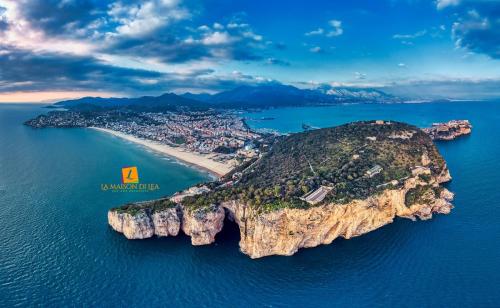 La maison di Lea, BB a Gaeta, Monte Orlando, spiaggia di Serapo e Gaeta medievale vista dal drone